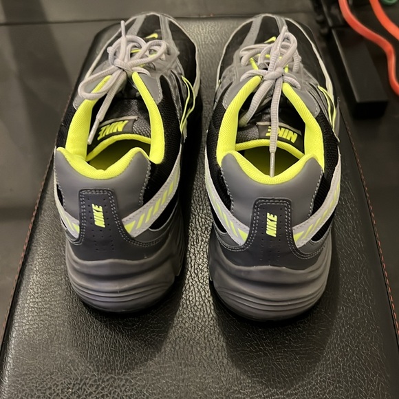 Men’s Nike Initiator Sneaker - Picture 3 of 5